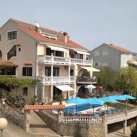In Mit Grill, Gemeinsamem Pool Und Whirlpool * Novi Vinodolski