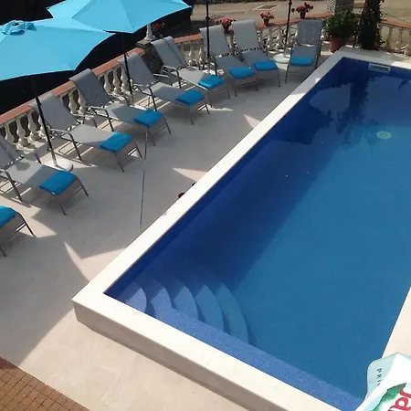 In Mit Grill, Gemeinsamem Pool Und Whirlpool * Novi Vinodolski