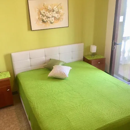 In Mit Grill, Gemeinsamem Pool Und Whirlpool Apartman Novi Vinodolski